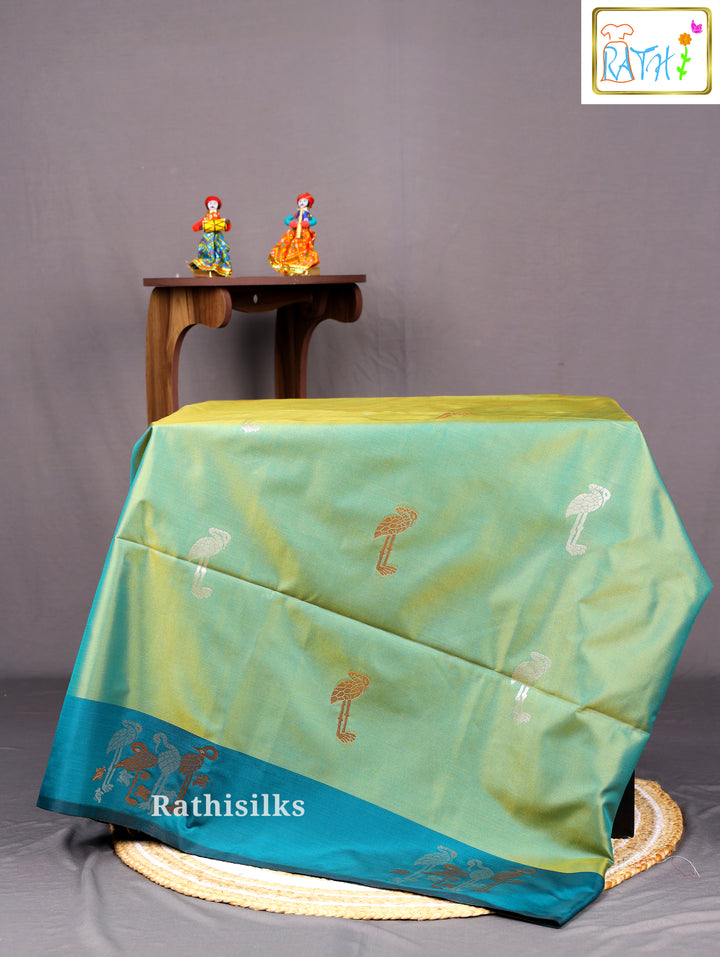 Elegant Dual-Tone Art Silk Saree